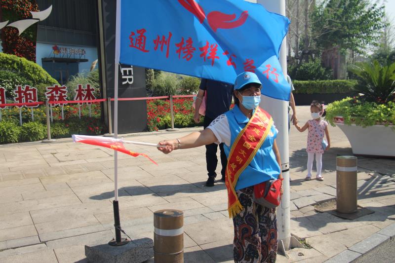 <strong>大黑鸡吧操无毛小嫩逼视频</strong>